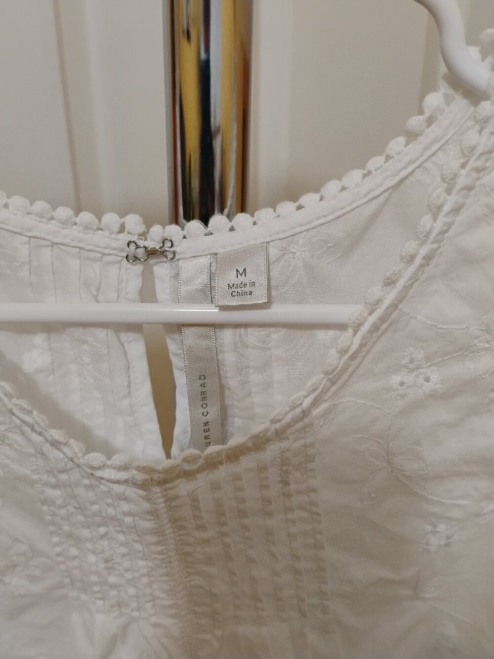 LC White Embroidered Sleeveless Peplum Blouse - Picture 4 of 6